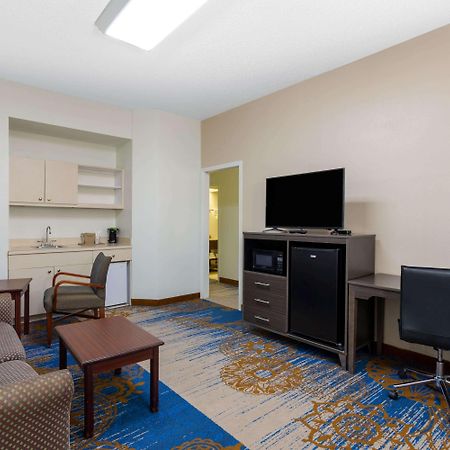 Baymont By Wyndham Tallahassee Esterno foto